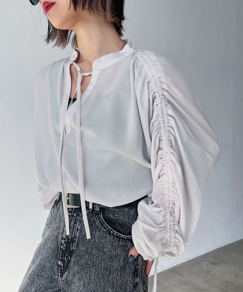 PAGEBOY（ページボーイ）の「ドロストスリーブブラウス（トップス・オフホワイト05/ブラック09/グレージュ12/ブルー86・F）」の16枚目の写真