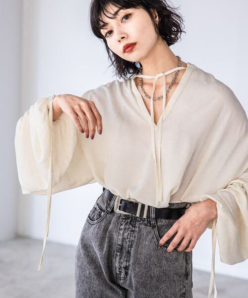 PAGEBOY（ページボーイ）の「ドロストスリーブブラウス（トップス・オフホワイト05/ブラック09/グレージュ12/ブルー86・F）」の5枚目の写真