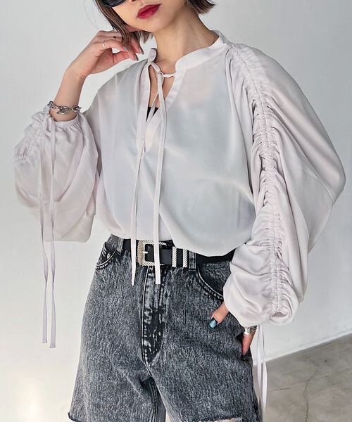 PAGEBOY（ページボーイ）の「ドロストスリーブブラウス（トップス・オフホワイト05/ブラック09/グレージュ12/ブルー86・F）」の3枚目の写真