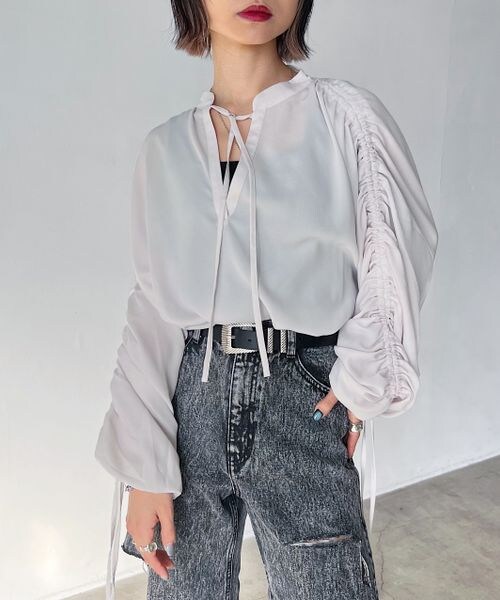 PAGEBOY（ページボーイ）の「ドロストスリーブブラウス（トップス・オフホワイト05/ブラック09/グレージュ12/ブルー86・F）」の15枚目の写真