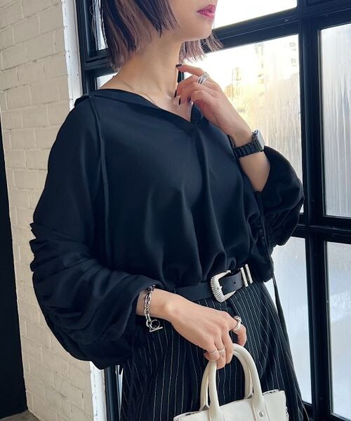 PAGEBOY（ページボーイ）の「ドロストスリーブブラウス（トップス・オフホワイト05/ブラック09/グレージュ12/ブルー86・F）」の2枚目の写真