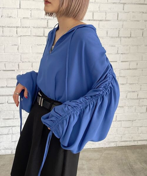 PAGEBOY（ページボーイ）の「ドロストスリーブブラウス（トップス・オフホワイト05/ブラック09/グレージュ12/ブルー86・F）」の4枚目の写真