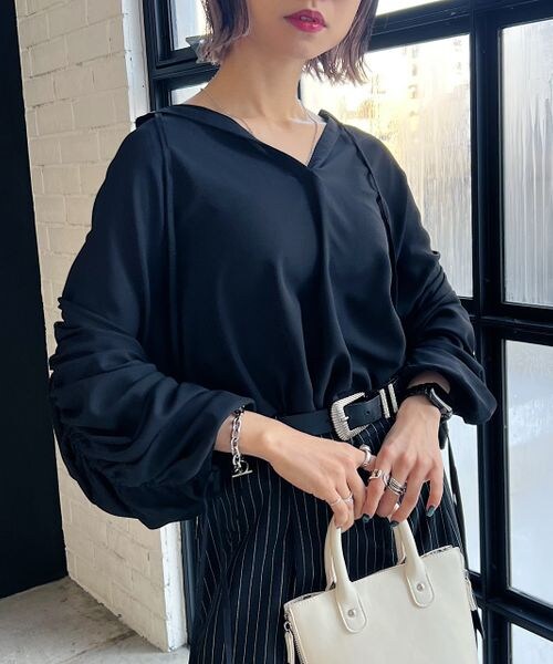 PAGEBOY（ページボーイ）の「ドロストスリーブブラウス（トップス・オフホワイト05/ブラック09/グレージュ12/ブルー86・F）」の10枚目の写真