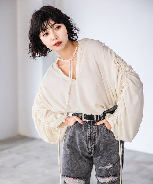 PAGEBOY（ページボーイ）の「ドロストスリーブブラウス（トップス・オフホワイト05/ブラック09/グレージュ12/ブルー86・F）」の7枚目の写真