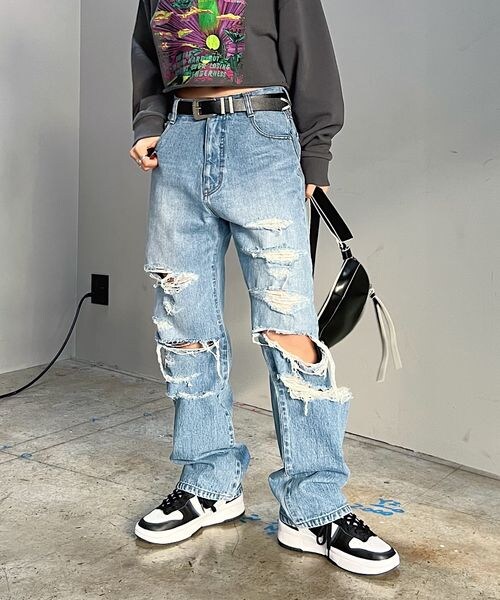 PAGEBOY(ページボーイ)の「ダメージクラシックデニム(パンツ・ブラックケミカル08/サックス82・24inch/25inch/26inch/27inch)」の2枚目の写真