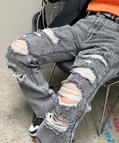 PAGEBOY(ページボーイ)の「ダメージクラシックデニム(パンツ・ブラックケミカル08/サックス82・24inch/25inch/26inch/27inch)」の3枚目の写真