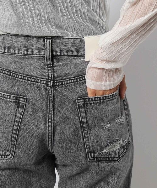 PAGEBOY(ページボーイ)の「ダメージクラシックデニム(パンツ・ブラックケミカル08/サックス82・24inch/25inch/26inch/27inch)」の17枚目の写真