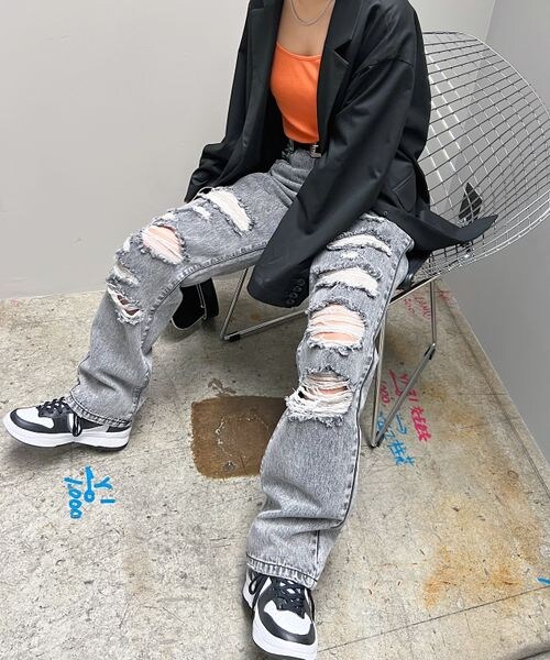 PAGEBOY(ページボーイ)の「ダメージクラシックデニム(パンツ・ブラックケミカル08/サックス82・24inch/25inch/26inch/27inch)」の1枚目の写真