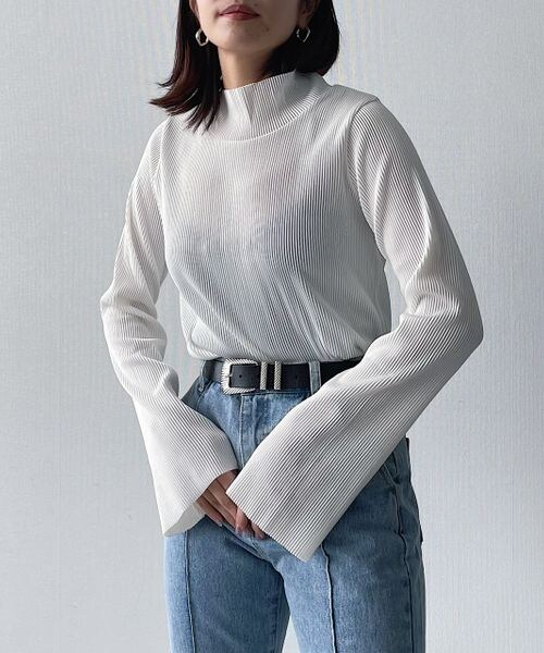 PAGEBOY（ページボーイ）の「リップルプリーツフレアスリーブ（トップス・オフホワイト05/ブラック09/ピンク25/ブルー86・F）」の5枚目の写真