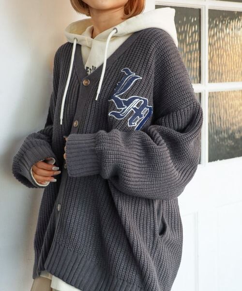 PAGEBOY（ページボーイ）の「サガラシシュウロゴカーデ（トップス・レディース・チャコール18/クリーム52/イエロー65/ライトブルー82・FREE）」の6枚目の写真