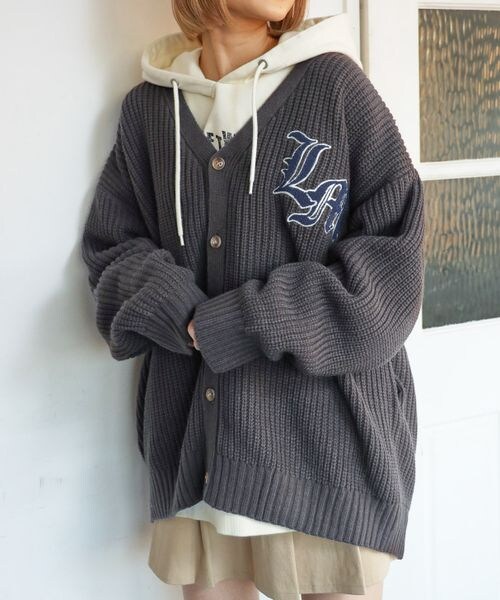 PAGEBOY（ページボーイ）の「サガラシシュウロゴカーデ（トップス・レディース・チャコール18/クリーム52/イエロー65/ライトブルー82・FREE）」の5枚目の写真