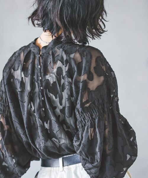 PAGEBOY（ページボーイ）の「ソフトレースジャガードブラウス（トップス・レディース・オフホワイト05/ブラック09/グレージュ12・F）」の11枚目の写真