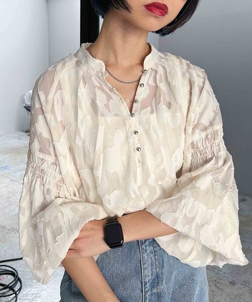 PAGEBOY（ページボーイ）の「ソフトレースジャガードブラウス（トップス・レディース・オフホワイト05/ブラック09/グレージュ12・F）」の4枚目の写真