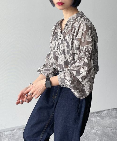 PAGEBOY（ページボーイ）の「ソフトレースジャガードブラウス（トップス・レディース・オフホワイト05/ブラック09/グレージュ12・F）」の18枚目の写真