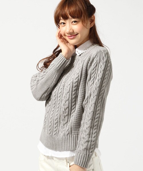 LOWRYS FARM（ローリーズファーム）の「５ゲージケーブルプルオーバーロングスリーブ（トップス・レディース・オフ/グレー/レッド/ネイビー・Ｍ/Ｌ）」の2枚目の写真