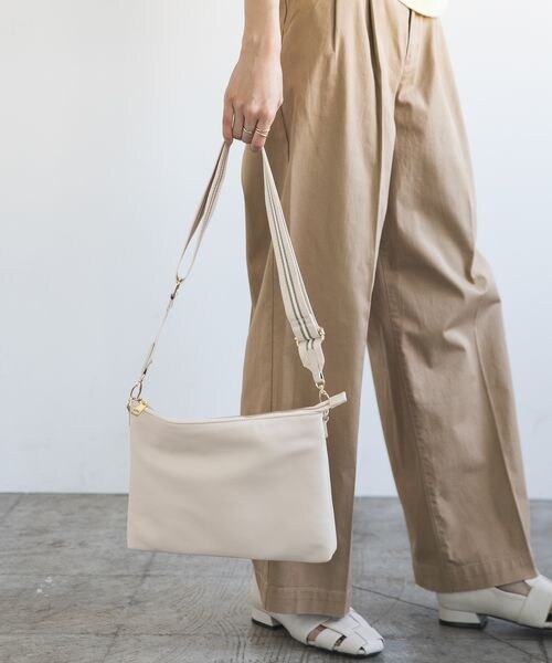 LEPSIM(レプシィム)の「テープベルトショルダーバッグ(バッグ・レディース・アイボリー08/ブラック09/ベージュ52・ONE SIZE)」の4枚目の写真