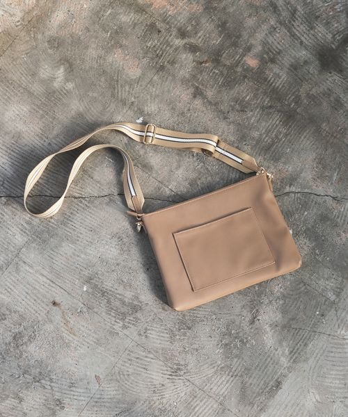 LEPSIM(レプシィム)の「テープベルトショルダーバッグ(バッグ・レディース・アイボリー08/ブラック09/ベージュ52・ONE SIZE)」の2枚目の写真