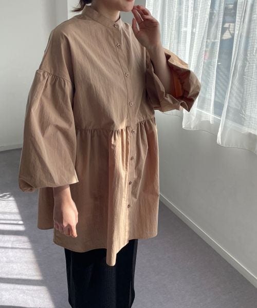 LOWRYS FARM（ローリーズファーム）の「フリルチュニックワンピース（トップス・オフ05/ブラック09/ベージュ52・FREE）」の2枚目の写真