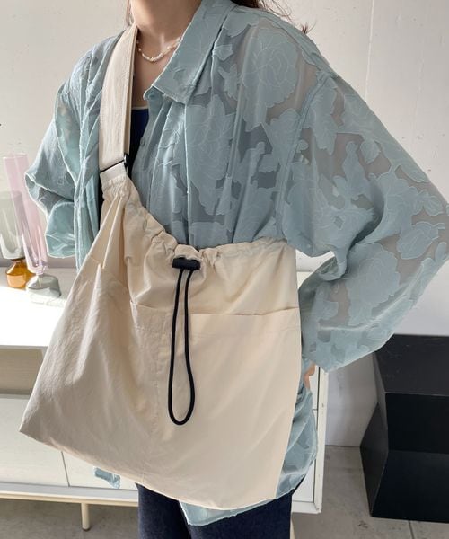 LOWRYS FARM(ローリーズファーム)の「ポケツキキンチャクショルダー(バッグ・レディース・アイボリー08/ブラック09/グリーン72・FREE)」の1枚目の写真