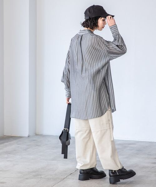 PAGEBOY（ページボーイ）の「サテンシアーストライプシャツ（トップス・オフホワイト05/チャコール18/ラベンダー92・F）」の13枚目の写真