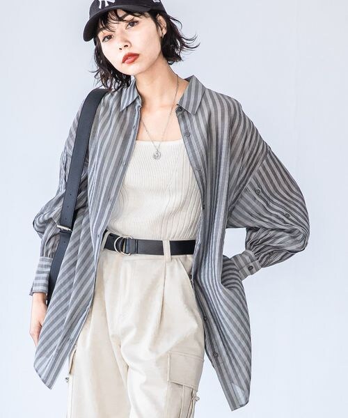 PAGEBOY（ページボーイ）の「サテンシアーストライプシャツ（トップス・オフホワイト05/チャコール18/ラベンダー92・F）」の2枚目の写真