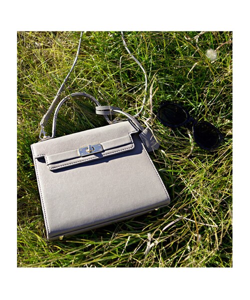 SNIDEL(スナイデル)の「パッドロックミニポシェット(ポーチ・レディース・WHT/NVY/KKI・F)」の4枚目の写真