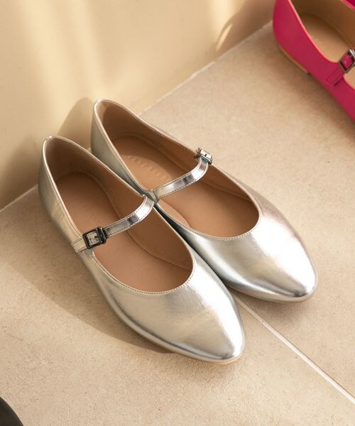 LOWRYS FARM（ローリーズファーム）の「感動フィットストラップシューズ（シューズ・レディース・アイボリー08/ブラック09/シルバー12/ピンク25・M(23-23.5)/L(24-24.5)）」の3枚目の写真