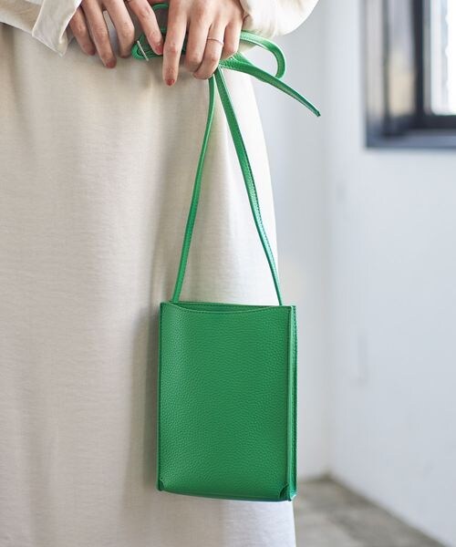 LEPSIM(レプシィム)の「スマホショルダー(バッグ・レディース・アイボリー08/ブラック09/オレンジ45/グリーン75・ONE SIZE)」の4枚目の写真