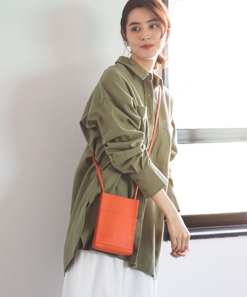 LEPSIM(レプシィム)の「スマホショルダー(バッグ・レディース・アイボリー08/ブラック09/オレンジ45/グリーン75・ONE SIZE)」の3枚目の写真