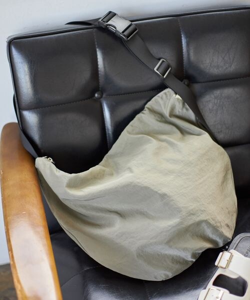 LEPSIM（レプシィム）の「ナイロンナナメガケバッグ（バッグ・レディース・アイボリー08/ブラック09/カーキ72・ONE SIZE）」の2枚目の写真