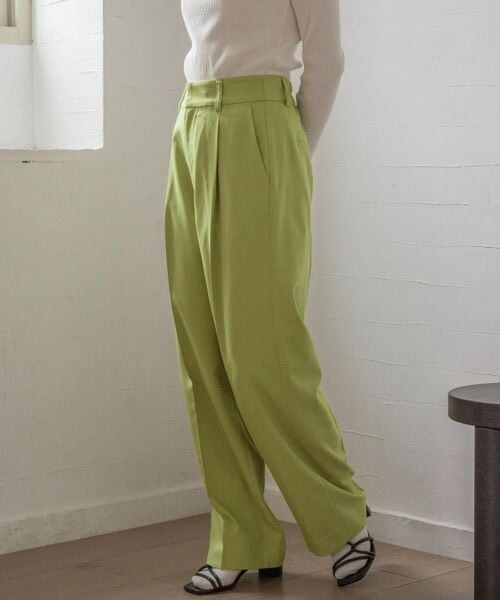LOWRYS FARM(ローリーズファーム)の「スタイルUP/タックワイドパンツ(パンツ・レディース・アイボリー08/ブラック09/ブラウン58/グリーン72・S/M/L)」の2枚目の写真