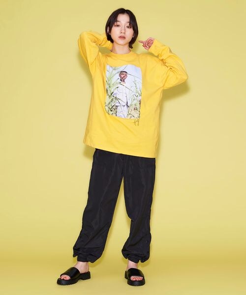 FOREVER 21（フォーエバー トゥエンティーワン）の「フォトプリントロンT（トップス・レディース・イエロー60・S/M）」の2枚目の写真