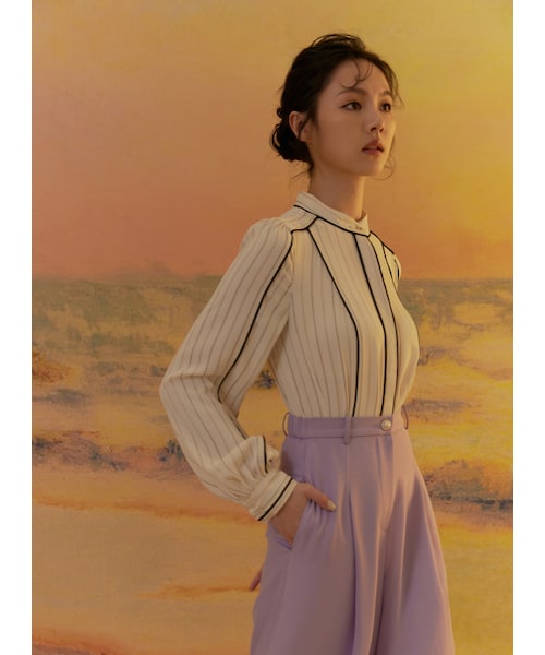 Marjorie（マージョリー）の「復刻史詩，特色鑲邊設計條紋立領上衣（トップス・レディース・白・S/M）」の2枚目の写真