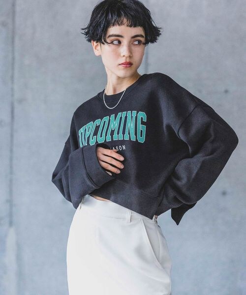 PAGEBOY(ページボーイ)の「カレッジショートスウェット(トップス・レディース・ブラック09/オートミール50/マスタード65・F)」の4枚目の写真