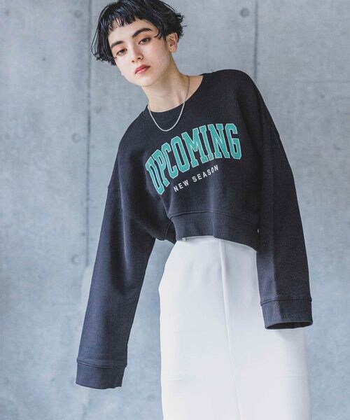 PAGEBOY(ページボーイ)の「カレッジショートスウェット(トップス・レディース・ブラック09/オートミール50/マスタード65・F)」の1枚目の写真