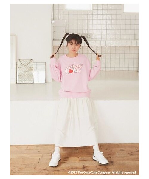 earth music&ecology(アースミュージックアンドエコロジー)の「別注 Cherry Coke®スウェット(トップス・ライトピンク・F)」の3枚目の写真