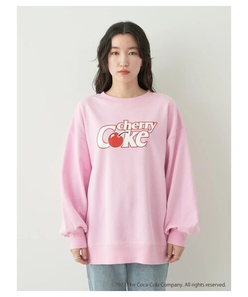 earth music&ecology(アースミュージックアンドエコロジー)の「別注 Cherry Coke®スウェット(トップス・ライトピンク・F)」の5枚目の写真