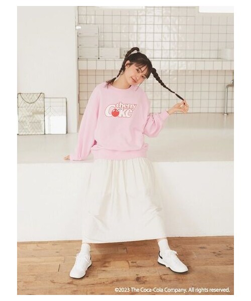earth music&ecology(アースミュージックアンドエコロジー)の「別注 Cherry Coke®スウェット(トップス・ライトピンク・F)」の4枚目の写真