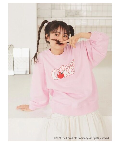 earth music&ecology(アースミュージックアンドエコロジー)の「別注 Cherry Coke®スウェット(トップス・ライトピンク・F)」の1枚目の写真