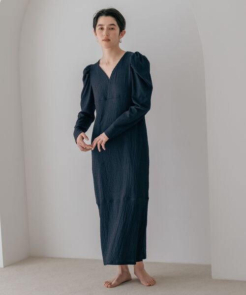 A part by（アパートバイ）の「テクスチャーパフVネックドレス（ワンピース/ドレス・レディース・バイカラー 10/ライトグリーン 74/ネイビー 88・フリーサイズ）」の3枚目の写真