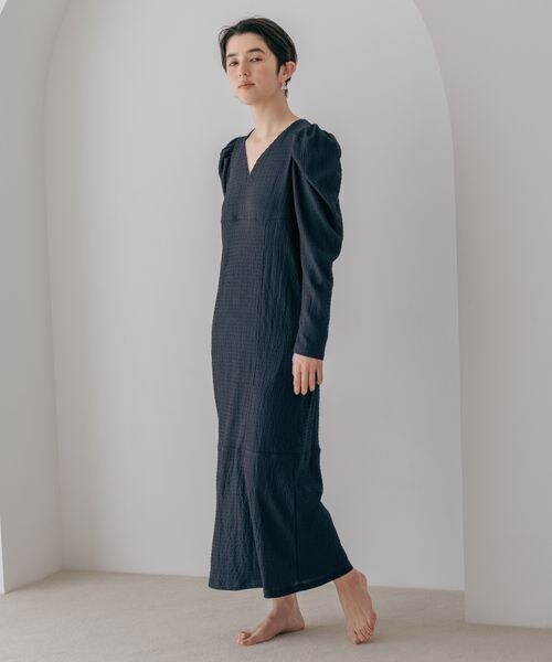 A part by（アパートバイ）の「テクスチャーパフVネックドレス（ワンピース/ドレス・レディース・バイカラー 10/ライトグリーン 74/ネイビー 88・フリーサイズ）」の11枚目の写真