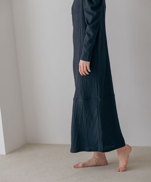 A part by（アパートバイ）の「テクスチャーパフVネックドレス（ワンピース/ドレス・レディース・バイカラー 10/ライトグリーン 74/ネイビー 88・フリーサイズ）」の13枚目の写真