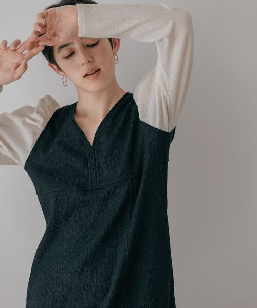 A part by（アパートバイ）の「テクスチャーパフVネックドレス（ワンピース/ドレス・レディース・バイカラー 10/ライトグリーン 74/ネイビー 88・フリーサイズ）」の7枚目の写真