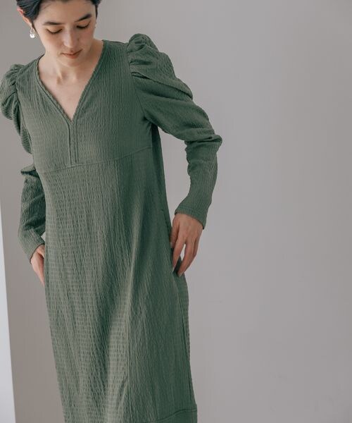 A part by（アパートバイ）の「テクスチャーパフVネックドレス（ワンピース/ドレス・レディース・バイカラー 10/ライトグリーン 74/ネイビー 88・フリーサイズ）」の10枚目の写真