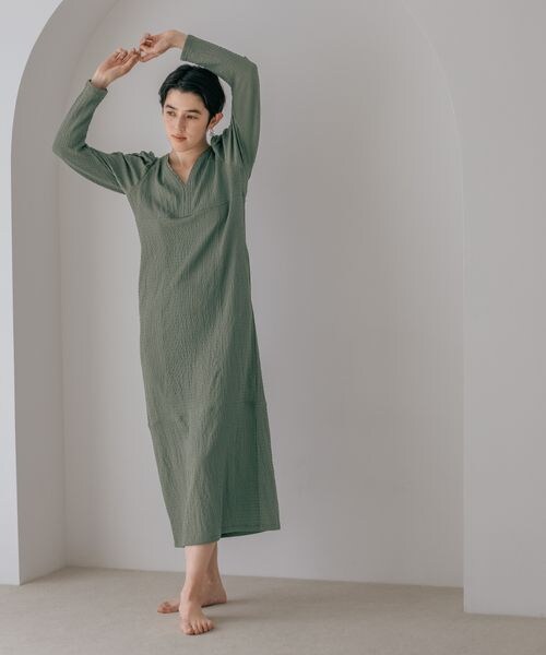 A part by（アパートバイ）の「テクスチャーパフVネックドレス（ワンピース/ドレス・レディース・バイカラー 10/ライトグリーン 74/ネイビー 88・フリーサイズ）」の9枚目の写真