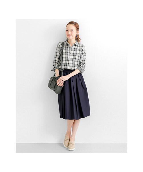 URBAN RESEARCH（アーバンリサーチ）の「ミディ丈タフタギャザースカート（スカート・レディース・WHITE/GREEN/NAVY・FREE）」の6枚目の写真