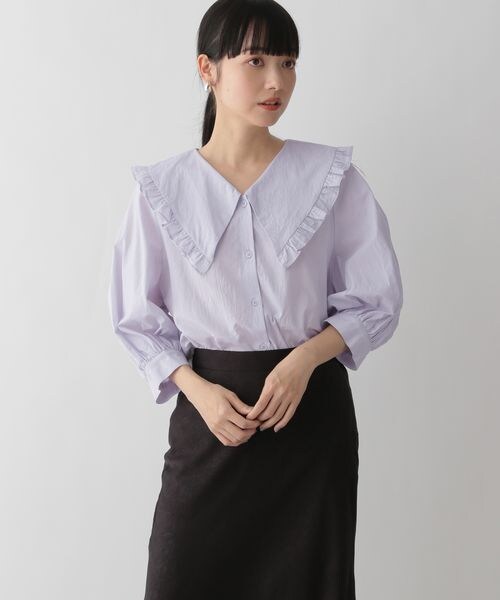 LOWRYS FARM（ローリーズファーム）の「ＢＩＧフリルカラーブラウス（トップス・ホワイト05/ブラック09/サックスブルー82・FREE）」の2枚目の写真