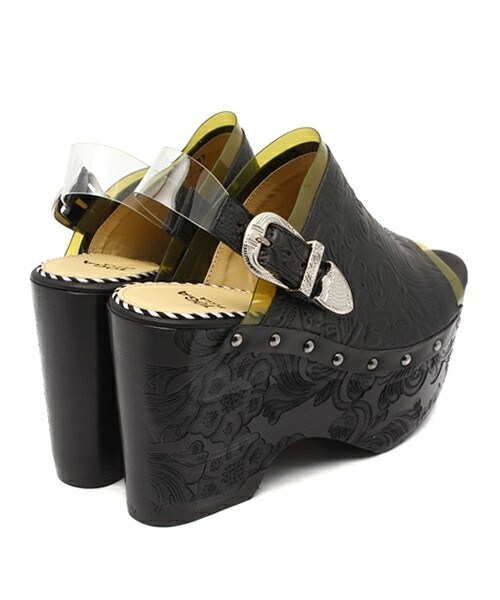 TOGA PULLA（トーガ プルラ）の「TOGA PULLAエンボスサボサンダル