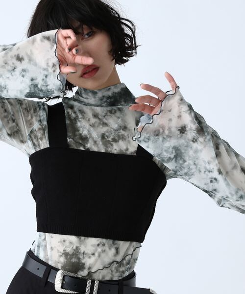 PAGEBOY（ページボーイ）の「アシメメローシアータートル（トップス・レディース・モノトーン柄01/英字×ホワイト02/オフホワイト05/タトゥー×ブラック08/ブラック09/グリーン75/ブルー柄80・F）」の3枚目の写真