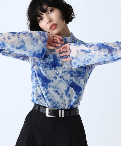 PAGEBOY（ページボーイ）の「アシメメローシアータートル（トップス・レディース・モノトーン柄01/英字×ホワイト02/オフホワイト05/タトゥー×ブラック08/ブラック09/グリーン75/ブルー柄80・F）」の2枚目の写真